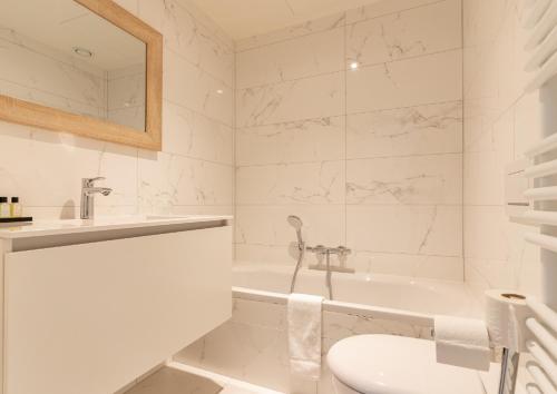 Salle de bains dans l'établissement Acropolis - Luxury Appartments I Hotelservice and parking
