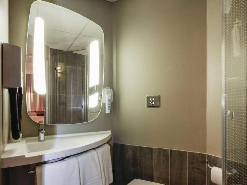 a bathroom with a sink and a mirror at ibis Cahors in Cahors