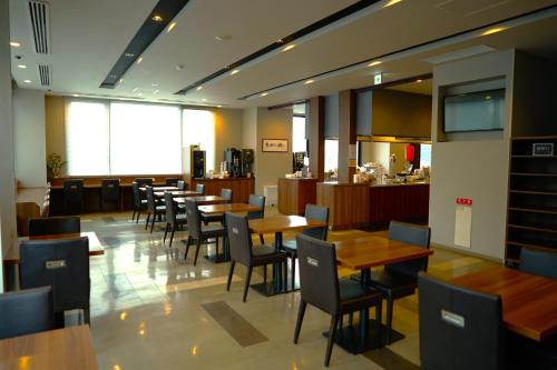 En restaurant eller et andet spisested på Dormy Inn Higashi Muroran
