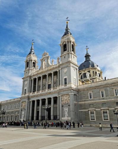 Madrid Puerta de Toledo en el centro de la ciudad Apartamento moderno en Madrid ideal para estancias corporativas y media estancia 15 días o mas Espacios amplios y confortables