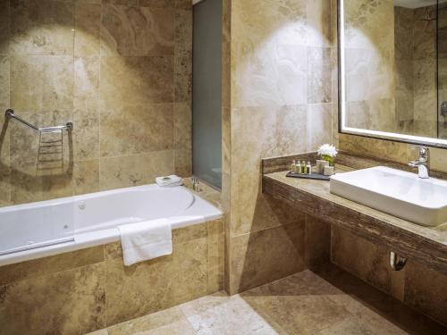 Ванная комната в Manto Hotel Lima - MGallery Collection