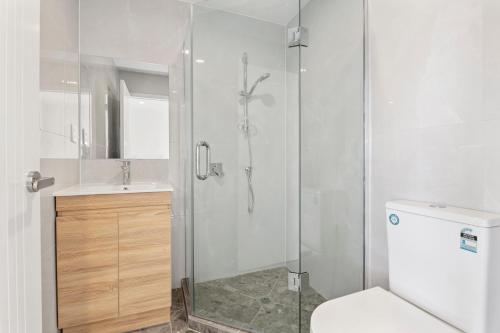 une salle de bain avec une douche, des toilettes et un lavabo dans l'établissement Blanc Suites Collection, à Silverdale