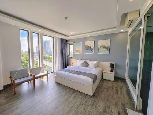 1 dormitorio con 1 cama y algunas ventanas en Dang's Hotel, en Da Nang