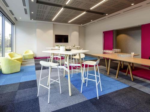ibis Styles East Perthにあるテレビまたはエンターテインメントセンター