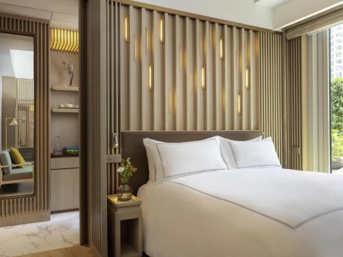 Кровать или кровати в номере The Silveri Hotel Hong Kong - MGallery Collection