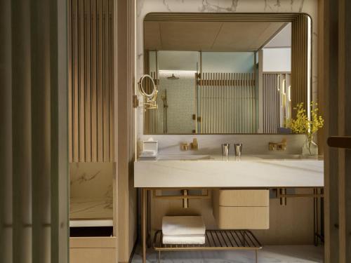 Ванная комната в The Silveri Hotel Hong Kong - MGallery Collection