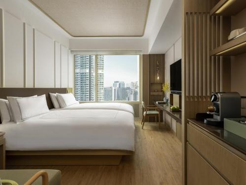 Кровать или кровати в номере The Silveri Hotel Hong Kong - MGallery Collection