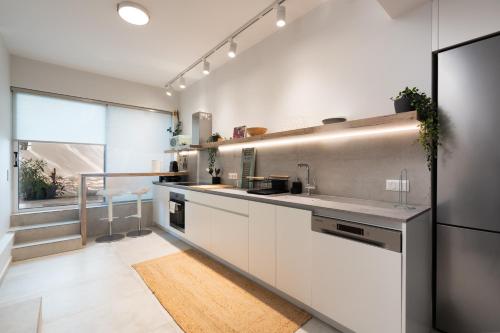 2BR Luxurious Apt in Mets 20 min From Acropolis