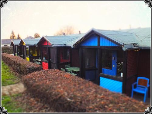 een rij kleurrijke huizen met een blauwe stoel bij Hotel Albergo Trattoria Don Lillo Fewo in Idstein