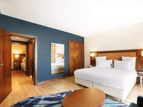 a hotel room with a bed and a table at Mercure Istanbul Bakirkoy in Istanbul
