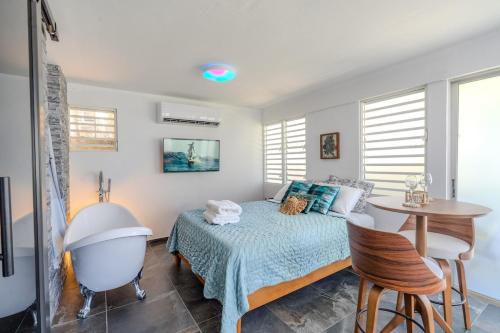 Postel nebo postele na pokoji v ubytování Casa Brisa del Mar - Steps to Montones Beach