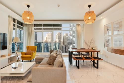Modern 2 Bed with Waterfront Views, Gym & Pool