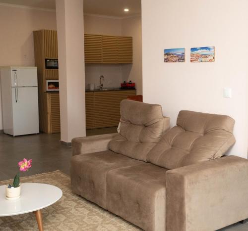 Nour apartments في ساو توميه: غرفة معيشة بها أريكة وطاولة