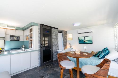 Kuchyň nebo kuchyňský kout v ubytování Casa Brisa del Mar - Steps to Montones Beach