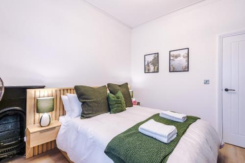 a bedroom with a large white bed with green pillows at Luxury 3Bed Apartment York Centre Sleeps 6 in York