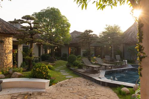 a house with a swimming pool in the yard at An Tùng Retreat in Long Trường