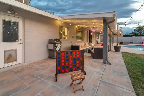 Bazén v ubytování Spacious Scottsdale Retreat with Pool nebo v jeho okolí