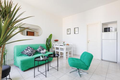 BnGo I Emerald Suite I 6 pax, center