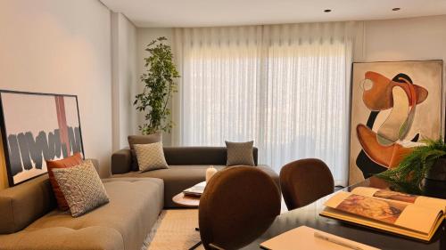 un salon avec un canapé et une table dans l'établissement Soho Boutique Casablanca, à Casablanca