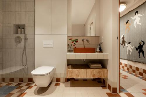 a bathroom with a toilet and a sink and a shower at Kalbornia LAKE & POOL HOUSE by JWPM in Brzeźno Mazurskie