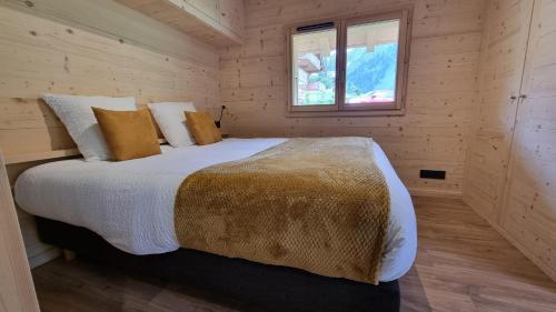 En eller flere senge i et værelse på Chalet Le Tétras