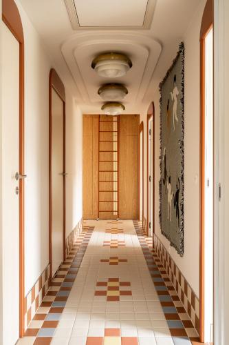 a hallway with a tile floor and a ceiling at Kalbornia LAKE & POOL HOUSE by JWPM in Brzeźno Mazurskie