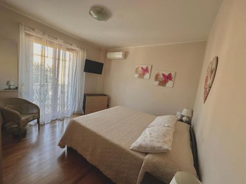 a small bedroom with a bed and a window at B&B Mariposa in Collecorvino