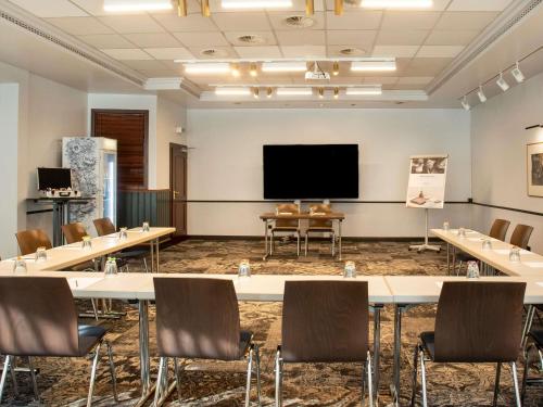Mercure Hotel Frankfurt Airport Langenにあるテレビまたはエンターテインメントセンター