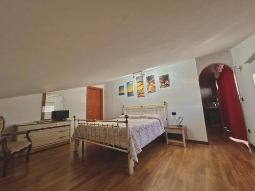a bedroom with a bed and a dresser and a television at B&B Mariposa in Collecorvino
