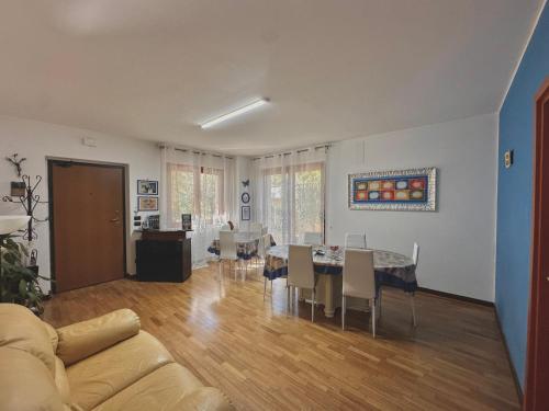 a living room with a couch and a table and chairs at B&B Mariposa in Collecorvino