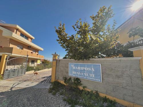 a sign on a wall in front of a building at B&B Mariposa in Collecorvino