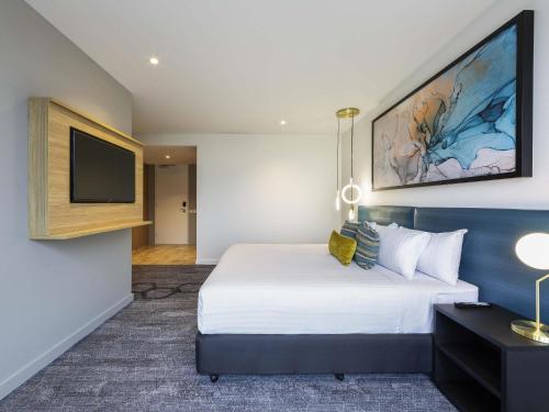 Ένα ή περισσότερα κρεβάτια σε δωμάτιο στο Mercure Canberra Belconnen
