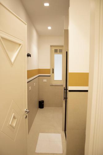 a hallway with a door leading into a room at A-Poggio in Poggiomarino
