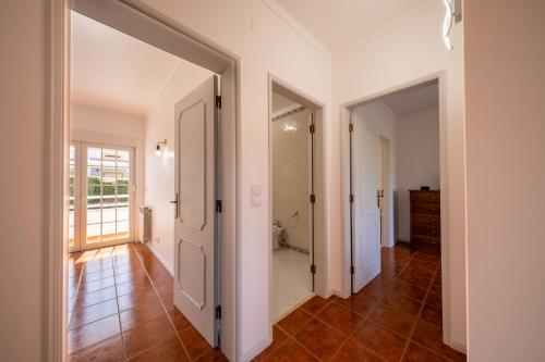 einen leeren Flur mit zwei Türen und einem Badezimmer in der Unterkunft Burgo D Sancho I 17 in Amoreira