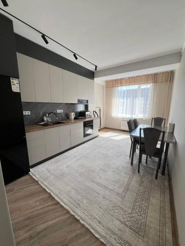 salon ze stołem i kuchnią w obiekcie SunHouse w mieście Biszkek