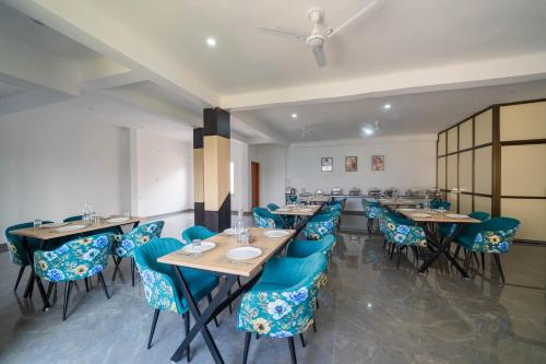 Un restaurante o sitio para comer en Perfectstayz Premium Kaashin near Kashi Ghat