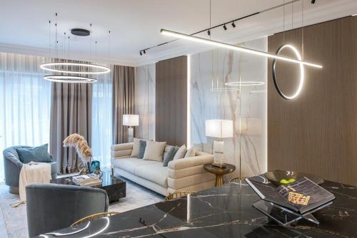 ein Wohnzimmer mit Sofa und Tisch in der Unterkunft Ulvi City in Baku
