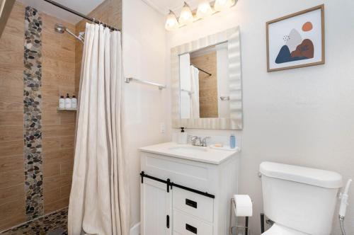 Ένα μπάνιο στο Ginger Home Heated Pool Beach 6mi Pet-Friendly