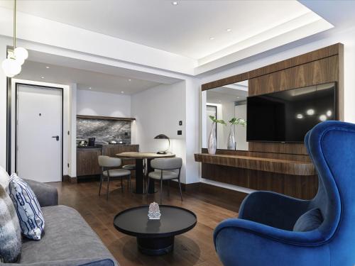 Кухня или мини-кухня в Athens Capital Center Hotel - MGallery Collection
