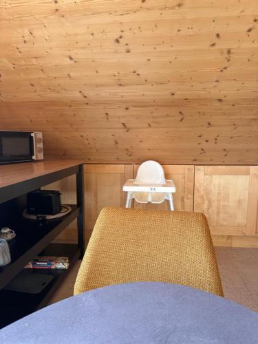 a room with a table and a hard hat on a chair at OktoberAktion!Panormamablick, NH Spiez, 10 min vom Thuner See in Reutigen