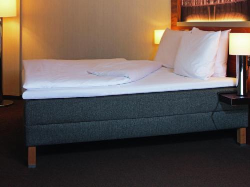 Postel nebo postele na pokoji v ubytování Mövenpick Hotel Zürich-Regensdorf