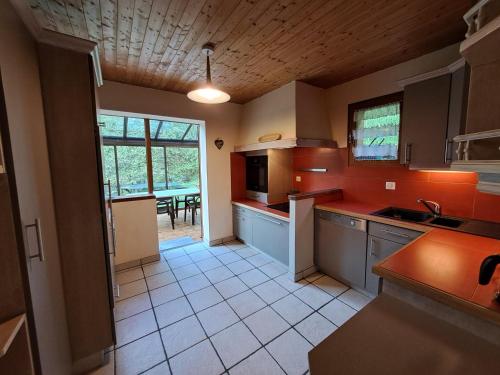 O bucătărie sau chicinetă la Chalet Tarmey