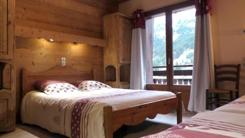 Un pat sau paturi într-o cameră la Chalet Tarmey