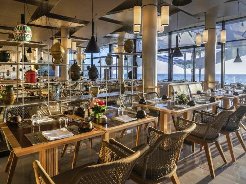 Restaurace v ubytování Mövenpick Hotel Gammarth Tunis