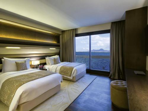 Кровать или кровати в номере Mövenpick Hotel du Lac Tunis
