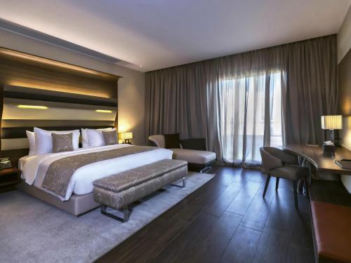 Кровать или кровати в номере Mövenpick Hotel du Lac Tunis