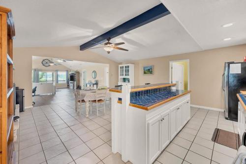 Cranes MillにあるLakeshore Escapes on Canyon Lake waterfrontの白いキャビネットとカウンタートップを備えたキッチン