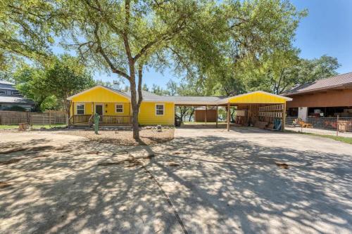 Cranes MillにあるLakeshore Escapes on Canyon Lake waterfrontの木の前の黄色い家