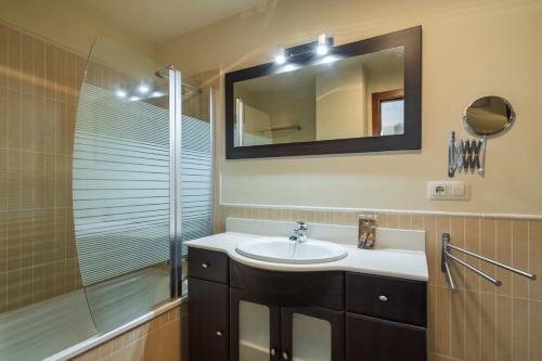 Koupelna v ubytování Las Palmeras by Ĥ - Playa Punta del Moral PLHP51P65