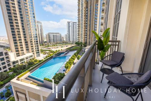LUX The Creekside Skyline View Suite